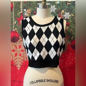 SHEIN Black and White Diamond Pattern Crop Top